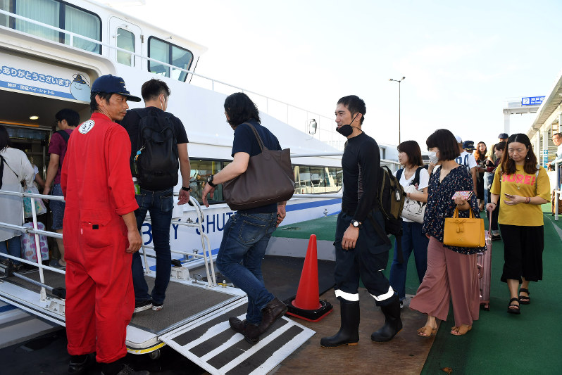 関西国際空港から神戸空港に向かう船に乗り込む人たち=2018年9月5日午前7時10分、小松雄介撮影