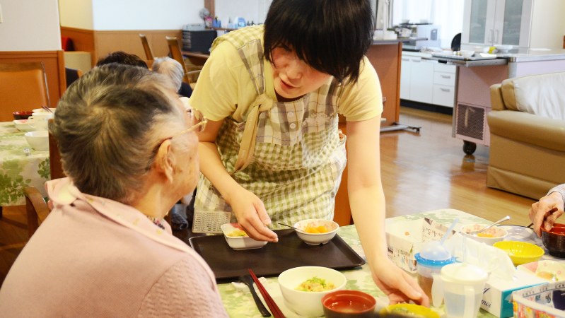 高齢者施設で食事介護をする職員