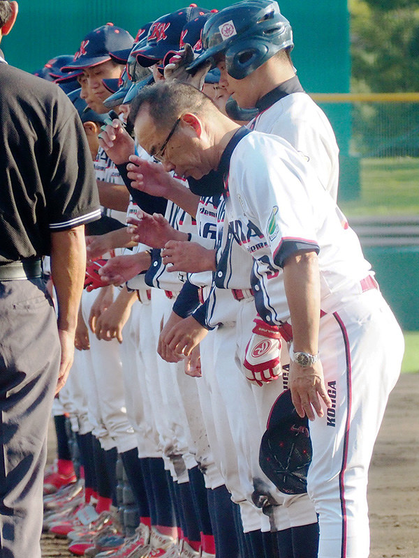 予選敗退が決まり試合後にあいさつする藤本監督(右手前)ら甲賀健康医療専門学校のメンバー=京都市右京区のわかさスタジアム京都で、矢倉健次撮影