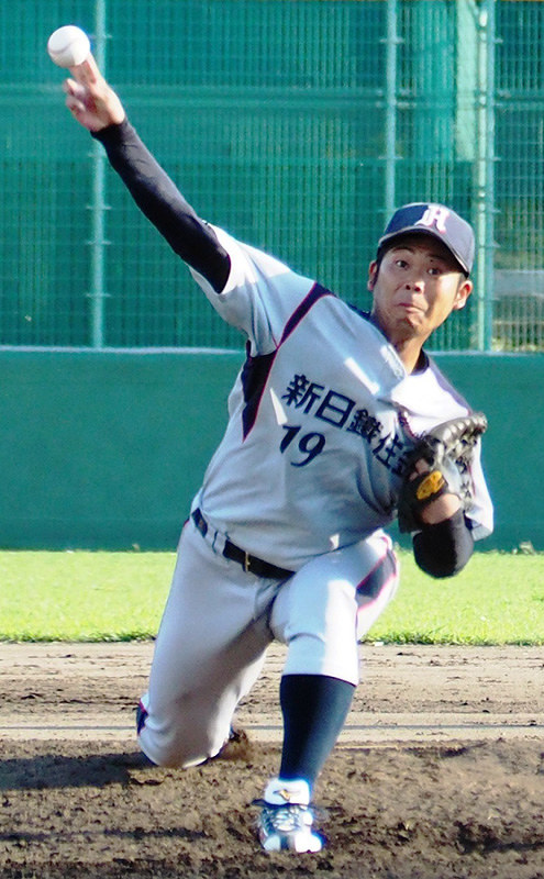 【甲賀健康医療専門学校-新日鉄住金広畑】九回途中まで無失点の好投を見せた新日鉄広畑の先発・尾嶋=京都市右京区のわかさスタジアム京都で、矢倉健次撮影