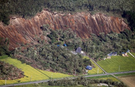地震による土砂崩れに巻き込まれた建物＝北海道厚真町で２０１８年９月６日午前８時３１分、本社機「希望」から佐々木順一撮影