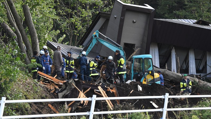 地震による土砂崩れの被害を受けた民家で活動する消防隊員ら=北海道厚真町で2018年9月6日午前7時29分、竹内幹撮影