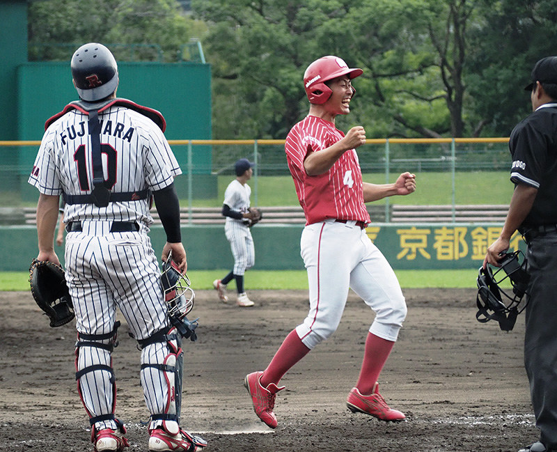 【履正社学園-ミキハウスクラブ】九回裏ミキハウスク1死満塁、立花の適時二塁打で三塁走者に続き二塁から藤村が生還し逆転サヨナラ勝ち=京都市右京区のわかさスタジアム京都で、矢倉健次撮影