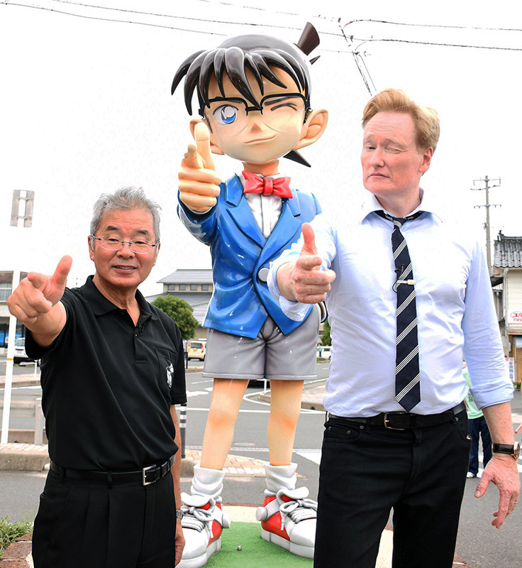 コナン像の前でポーズを決める鳥取県北栄町の松本昭夫町長(左)とコナン・オブライエン氏=同町由良宿のJR由良駅で2018年9月6日、阿部絢美撮影