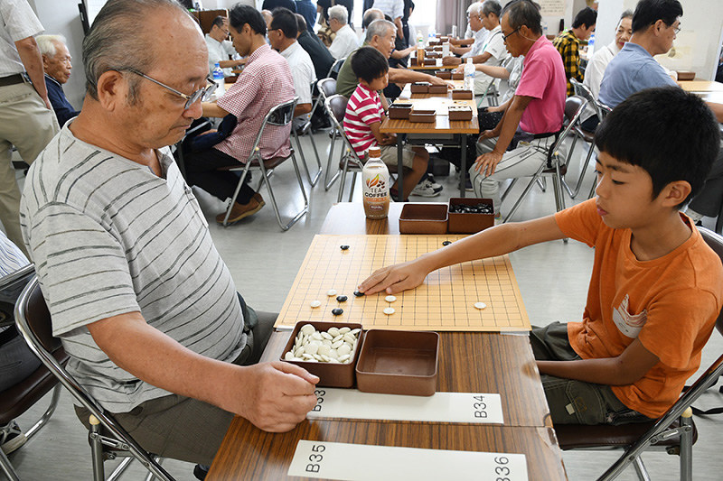 99人が熱戦を繰り広げた第1回高川杯田辺囲碁大会=和歌山県田辺市高雄1の市民総合センターで、藤田宰司撮影
