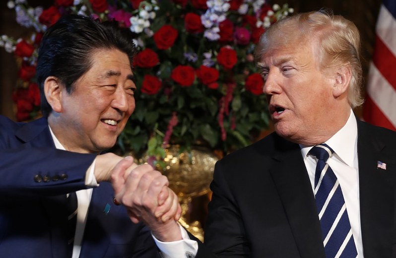 安倍晋三首相とドナルド・トランプ大統領=AP