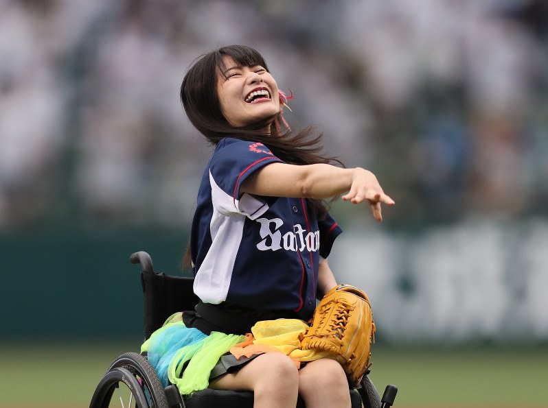 仮面女子 猪狩さん 感無量 車いすで始球式 毎日新聞