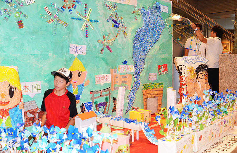 地蔵盆つくりものコンクール 大賞作品 市役所に ペットボトルなどで びわ湖大花火大会 草津 滋賀 毎日新聞