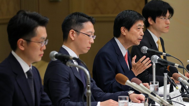 スルガ銀行による不正融資問題の調査結果を公表し、記者会見に臨む第三者委員会のメンバー=静岡県沼津市で2018年9月7日、宮武祐希撮影