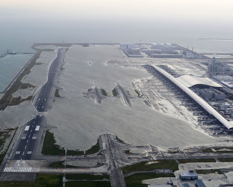 滑走路が浸水した関西国際空港=2018年9月4日午後5時55分、本社ヘリから幾島健太郎撮影