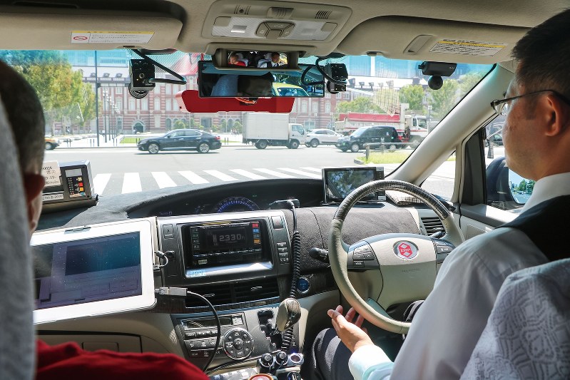 都内を走る自動運転タクシーの車内(編集部撮影)