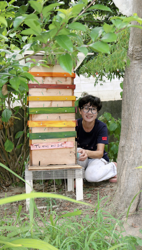 自作の巣箱でミツバチの世話をする伊藤さん=名古屋市の自宅で
