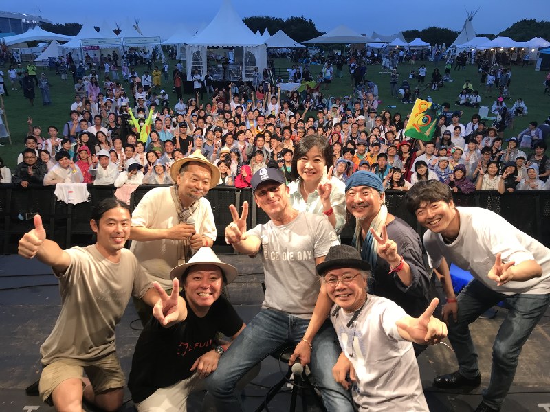 「ピースデー2018」でステージに立ったジェレミー・ギリ-さん(中央)と、「ピースデー・ジャパン」の共同代表たち=千葉市美浜区の幕張海浜公園で2日、関根さん提供