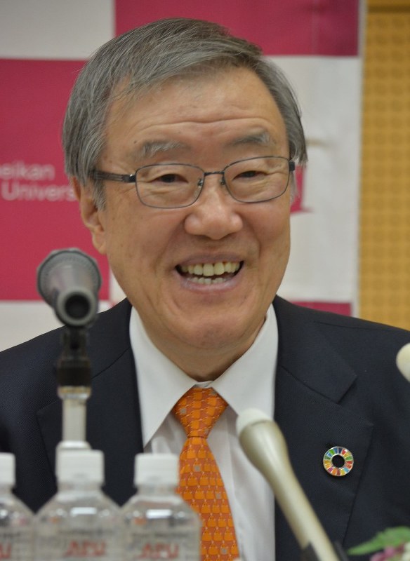 昨年11月の学長就任会見で抱負を語った立命館アジア太平洋大学の出口治明氏。ライフネット生命を創業し、社長、会長を歴任した
