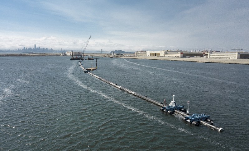 太平洋のプラスチックごみを回収するための巨大な浮遊装置=米カリフォルニア州で、オーシャン・クリーンアップ提供・AP