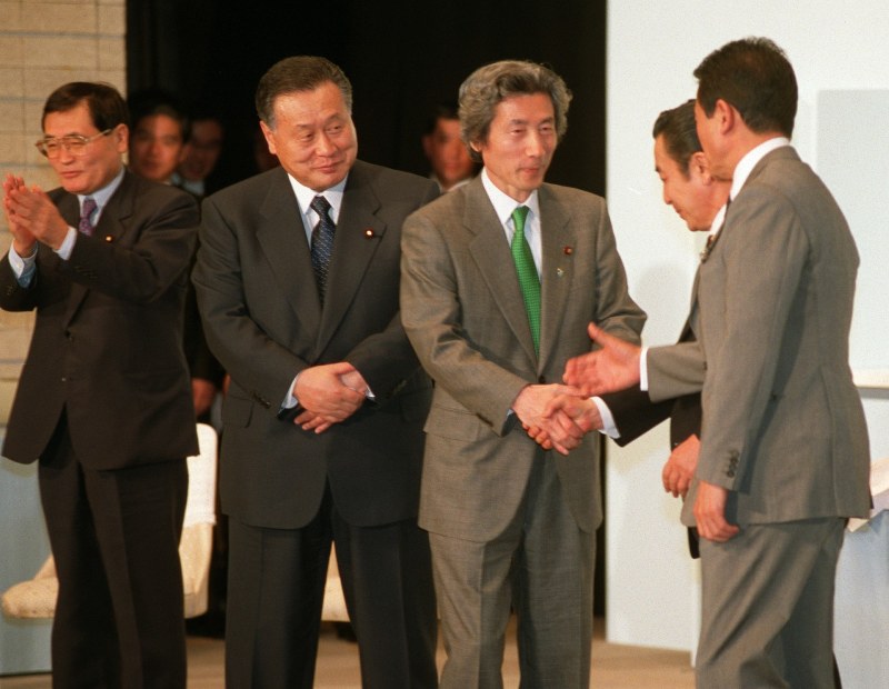 プレーバック 自民党総裁選 ２００１年 小泉旋風 大派閥破る 毎日新聞