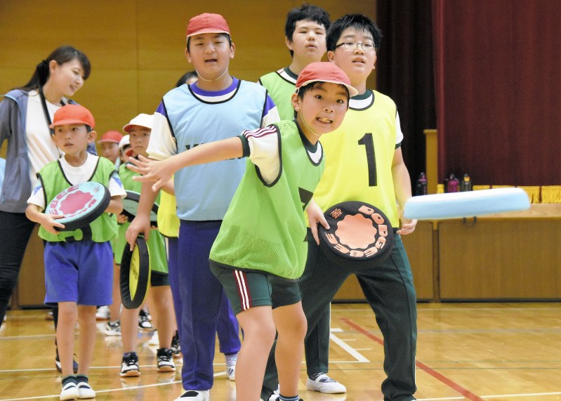 合同授業で「ドッヂビー」のディスクを使った的当てを楽しむ富岡町と葛尾村の子どもたち=福島県葛尾村立葛尾小学校で2018年9月10日、宮崎稔樹撮影