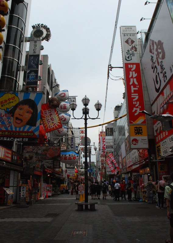 人通りが少なく、普段のにぎわいが失われた大阪・ミナミの道頓堀=大阪市中央区で2018年9月6日、岡奈津希撮影
