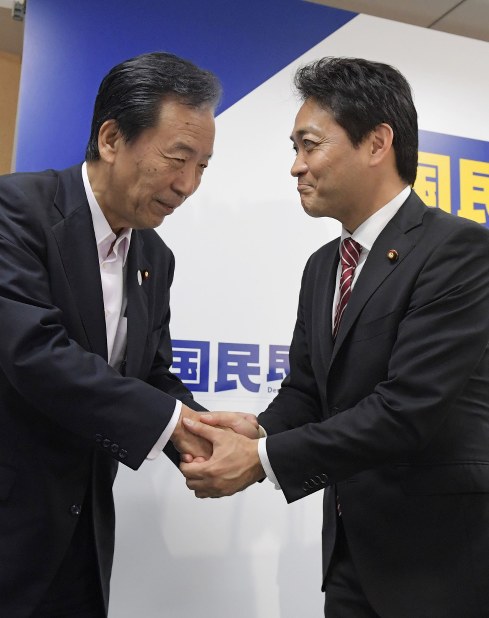 国民民主党の両院議員総会後に握手する玉木雄一郎代表（右）と平野博文幹事長＝党本部で２０１８年９月１１日午後２時２１分、川田雅浩撮影