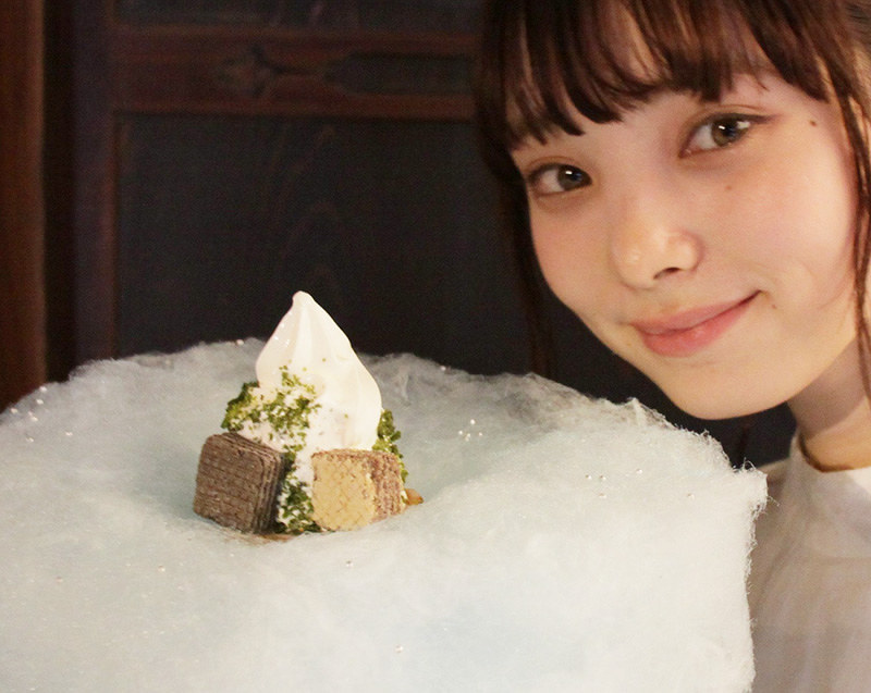 兵庫県朝来市が開発、販売する、竹田城跡の雲海をイメージしたスイーツ「もふもふソフト」=松田学撮影