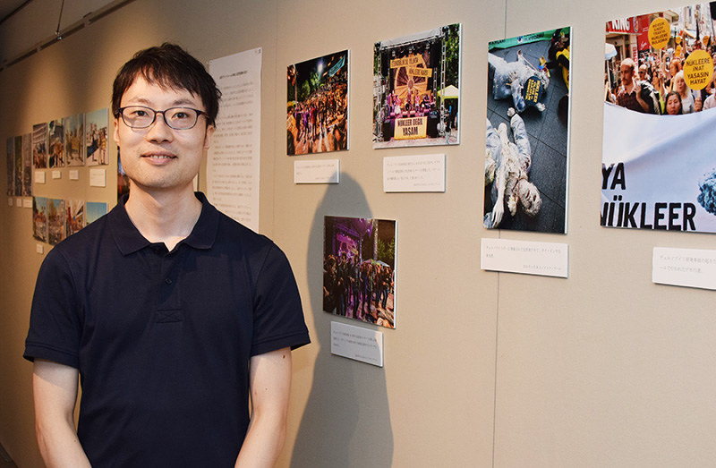 トルコでの原発建設反対運動を紹介するミニ企画展と、主催者の森山拓也さん=京都市北区の立命館大平和ミュージアムで、南陽子撮影