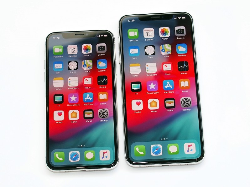 iPhone Xの性能を上げて画面サイズの選択肢を二つに増やした。左がiPhone XS、右がiPhone XSマックス