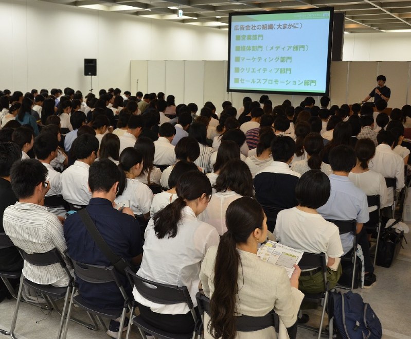 インターンシップ(就業体験)に関する企業合同説明会には、多くの学生が参加した=東京都新宿区で、梅田啓祐撮影