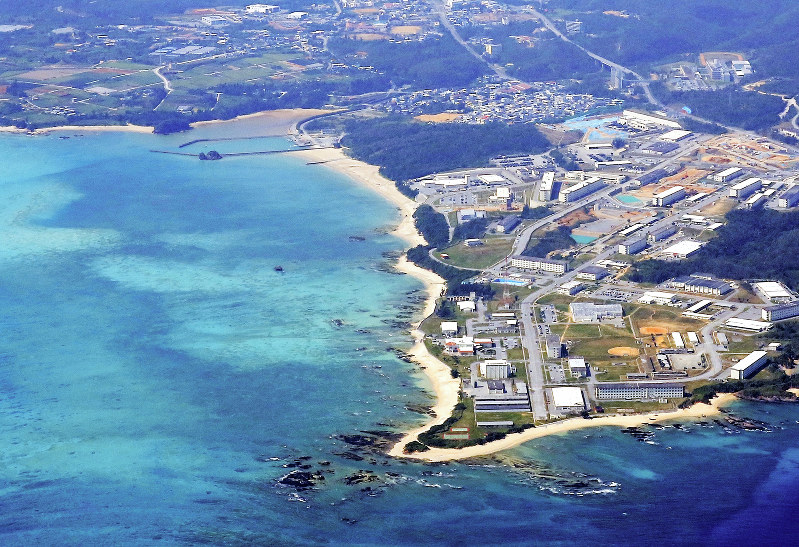 政府による移設工事が始まる前の沖縄県名護市辺野古沿岸部=沖縄県名護市で2014年2月25日午後0時15分、本社機「希望」から和田大典撮影