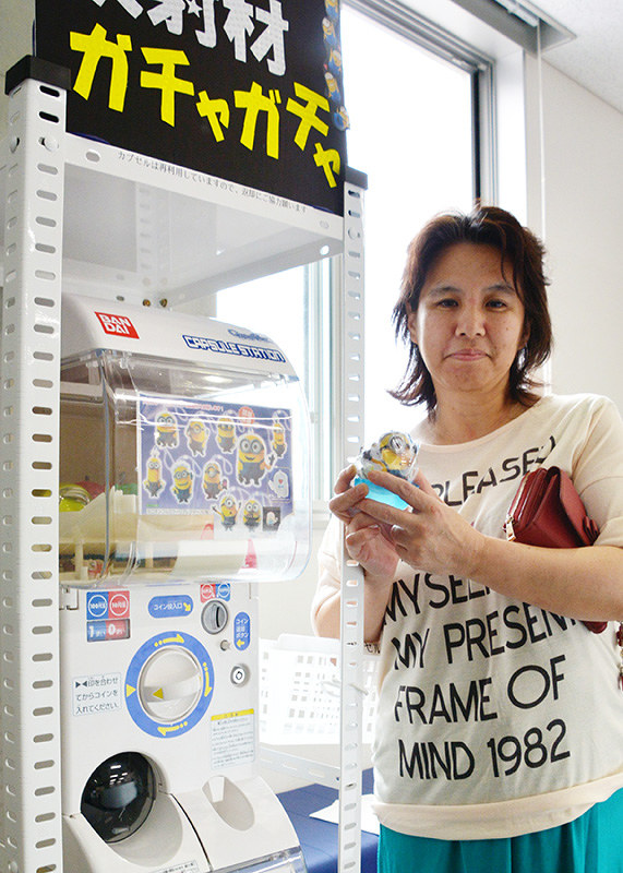 富山中央署に設置された反射材を販売する「ガチャガチャ」=富山市の同署で2018年9月12日、森野俊撮影