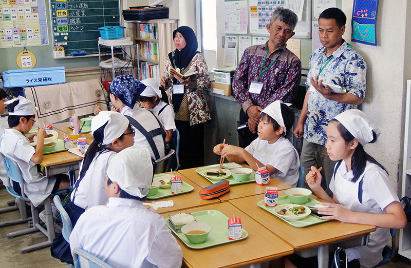 小学生の給食を見学するインドネシアの教員ら=富山市五福の富山大付属小で、青山郁子撮影