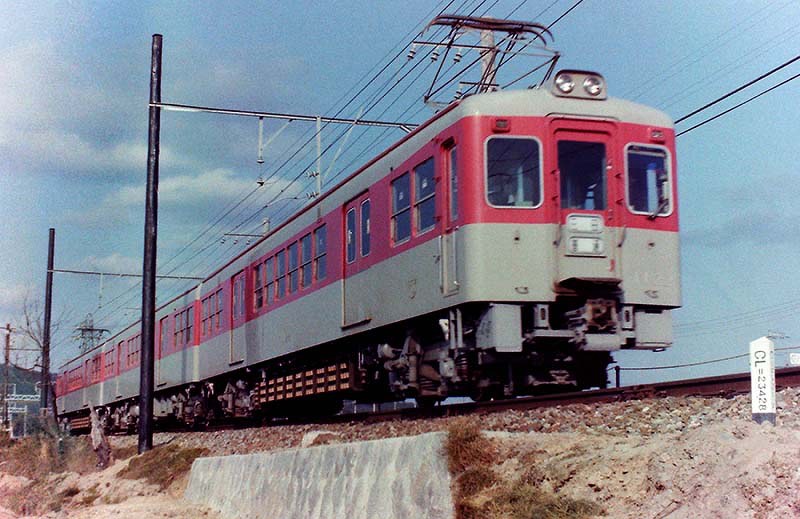 1980年前後に撮影された1100系車両。急勾配に対応し、車輪と車輪の間にはたくさんの抵抗器が並ぶ=兵庫県三田市提供