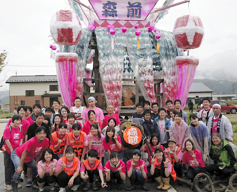 「うごく七夕まつり」で森の前地区の山車をひいた住民と北陸学院大の学生ら=岩手県陸前高田市で2018年8月7日、北陸学院大提供