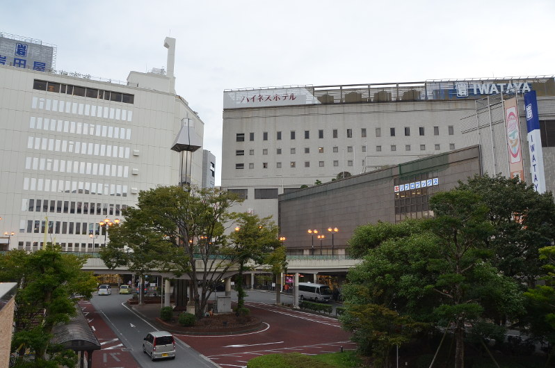 撤退することになった岩田屋久留米店新館(右)。左のビルは本館=福岡県久留米市天神町で2018年9月13日午後5時5分、上田泰嗣撮影
