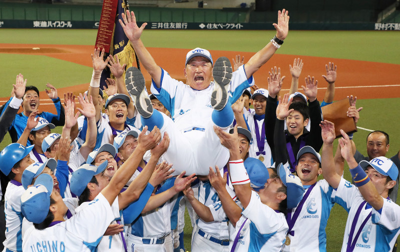 【大和高田クラブ-和歌山箕島球友会】優勝し胴上げされる大和高田クラブの佐々木恭介監督(中央)=メットライフドームで2018年9月13日、玉城達郎撮影