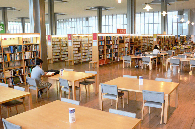 県立図書館 １人当たり貸し出し冊数 ６年連続日本一 催し多彩 世代問わず 福井 毎日新聞