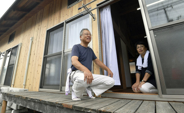 入居した仮設住宅で笑顔を見せる夫婦=岡山県総社市で2018年9月15日、猪飼健史撮影