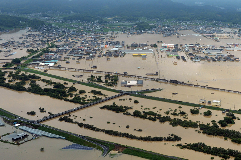 豪雨で浸水した岡山県倉敷市真備町地区=2018年7月7日、本社ヘリから加古信志撮影