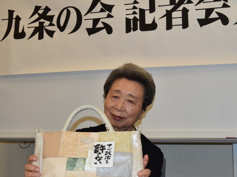 衆院議員会館に入る際、「アベ政治を許さない」と書かれたタグを外すよう求められた、と話す作家の澤地久枝さん=参院議員会館で2018年9月14日午後3時13分、沢田石洋史撮影
