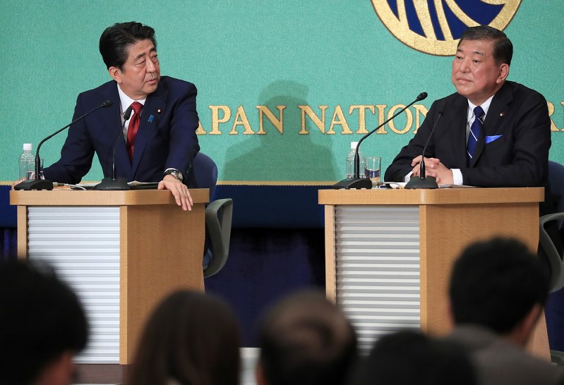 自民党総裁選の候補者討論会で石破茂元幹事長(右)の発言に反論する安倍晋三首相=東京都千代田区の日本記者クラブで2018年9月14日午前11時54分、梅村直承撮影