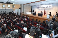 自民党本部で開かれた青年局・女性局主催の総裁選討論会。壇上中央右は安倍晋三首相、同左は石破茂元幹事長＝党本部で２０１８年９月１４日午後１時１３分、川田雅浩撮影