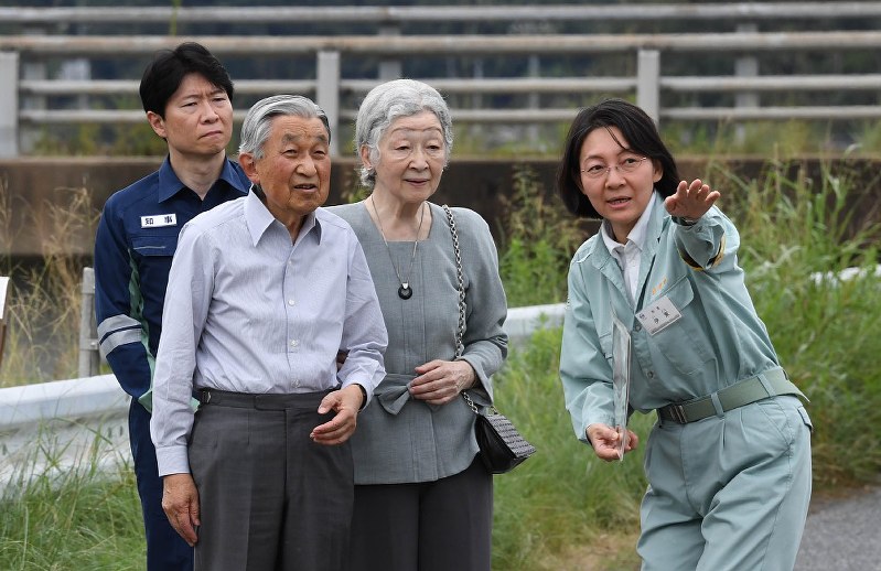小田川の堤防から西日本豪雨の被災地を視察される天皇、皇后両陛下=岡山県倉敷市真備町地区で2018年9月14日午後1時11分(代表撮影)