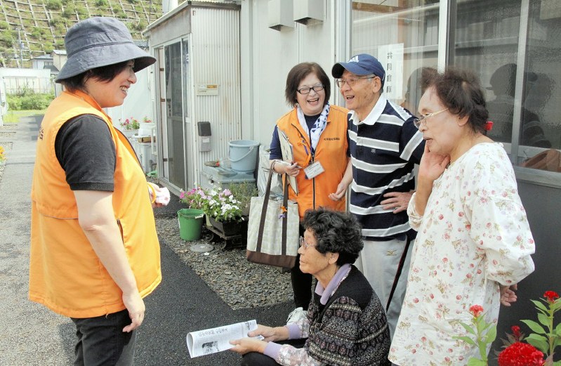 仮設住宅に夫婦で入居する倉沢幸子さん(右端)を訪問する坂庭たか子さん(中央奥)ら生活支援相談員=岩手県大槌町で2018年8月30日午前10時33分、藤井朋子撮影