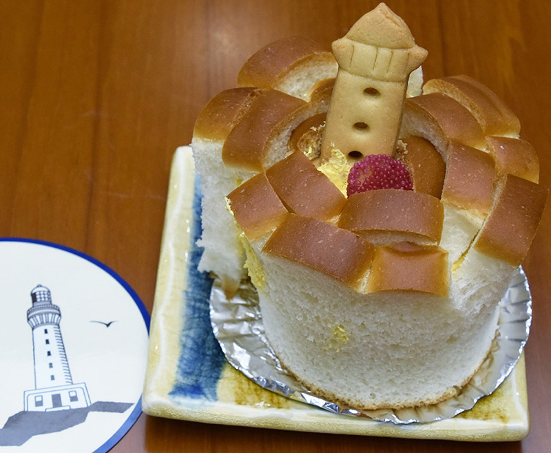 100個限定販売する「夕日のバラパン」=山田英之撮影