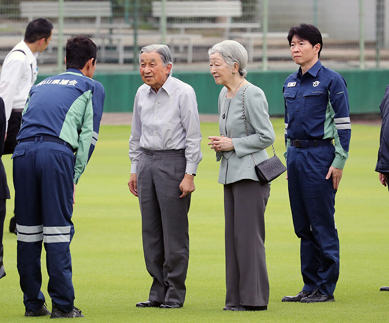 西日本豪雨の被災地を訪問するため、真備総合公園に到着された天皇、皇后両陛下=岡山県倉敷市で(代表撮影)