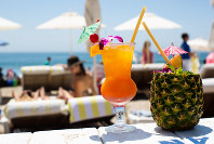 Tropical drinks with straws made of pasta are seen at Bob Morris's Paradise Cove Beach Cafe in Malibu, California, on July 24, 2018. (Mainichi)