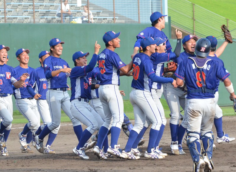 13大会ぶりの本大会出場を決めて喜ぶ東海理化の選手たち=愛知県岡崎市の岡崎市民球場で2018年9月16日午後4時25分、藤田健志撮影