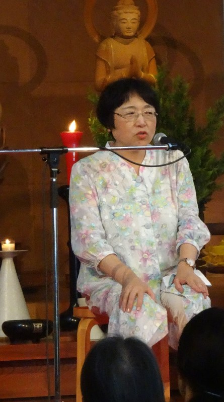内藤いづみ医師の講演は笑いと涙に包まれていた=新潟市の妙光寺で