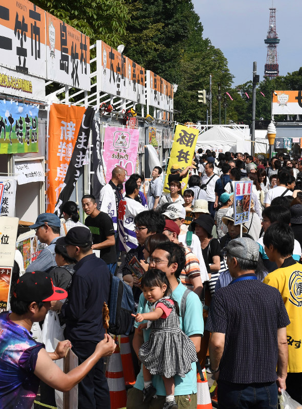 札幌 道内の名物料理が一堂に 震災で８日遅く開幕 毎日新聞