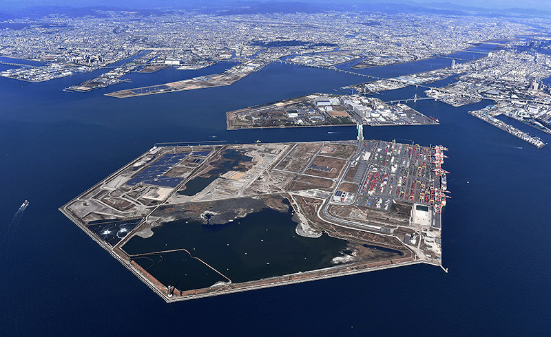 産業廃棄物が不法投棄されたとみられる夢洲=大阪市此花区で2017年12月6日、本社ヘリから平川義之撮影