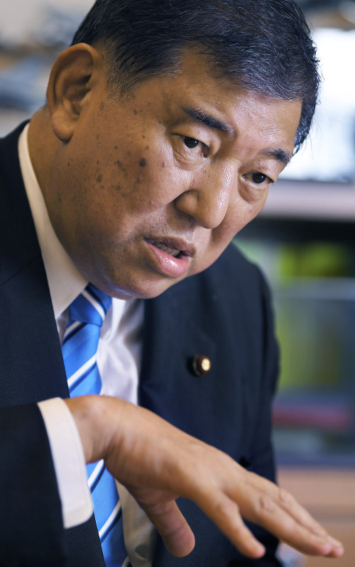 インタビューに答える自民党の石破茂元幹事長=衆院第2議員会館で2018年9月15日、手塚耕一郎撮影